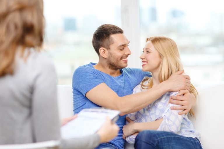 Ein Paar umarmt sich bei der Paartherapie